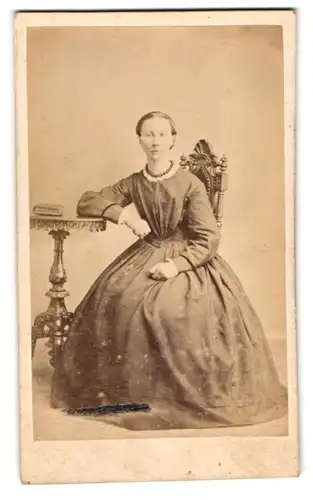 Fotografie G. Stöckel, Rönne, ved Kirken, Portrait junge Frau im taillierten Kleid mit Perlenkette