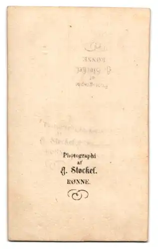 Fotografie A. Stöckel, Rönne, Portrait junger Knabe im feinen Anzug stehend am Tisch