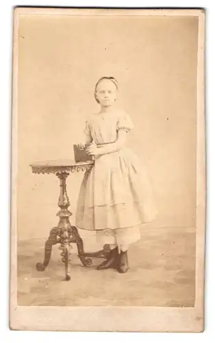Fotografie G. Stöckel, Rönne, ved Kirken, Portrait junges blondes Mädchen im hellen Kleid mit Fotoalbum