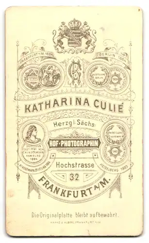 Fotografie Katharina Culie, Frankfurt a. M., Hochstr. 32, zwei Mädchen in Pünktchenkleidern mit Puppe im Puppenwagen