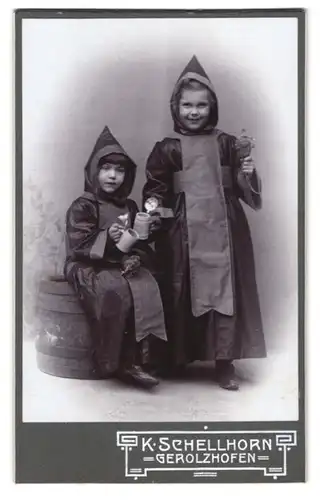 Fotografie K. Schellhorn, Gerolzhofen, Portrait zwei Mädchen verkleidet als Münchner Kindl mit Bierkrug