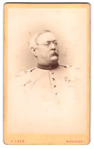 Fotografie J. Leeb, München, Schönfeldstr. 18, Portrait Offizier in Uniform mit Orden und Epauletten
