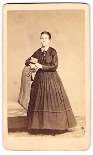 Fotografie Friedrich Berrer, Heilbronn, Deutschhofstr., Portrait junge Frau im gerafften Biedermeierkleid mit Kreuzkette