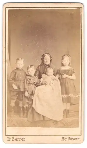 Fotografie Fr. Berrer, Heilbronn, Portrait Grossmutter mit ihren vier Enkelkindern in zeitgenössischer Kleidung