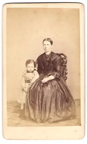 Fotografie Friedrich Berrer, Heilbronn, Deutschhofstr., junge Mutter im Biedermeierkleid mit Tochter, Mutterglück