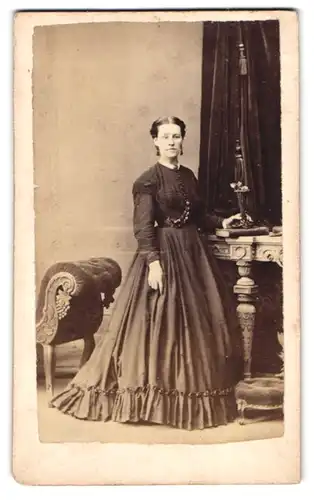 Fotografie Tulley`s, Sheffield, Division Street 26, Portrait junge Frau gerafften Biedermeierkleid mit Ohrringen