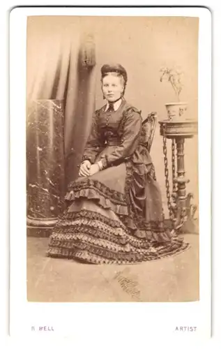 Fotografie R. Bell, Kelso, Roxburgh Street 18, Portrait Dame im schicken Biedermeierkleid mit Ohrringen