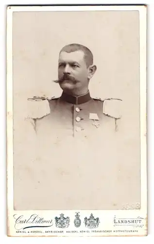 Fotografie Carl Dittmar, Landshut, Portrait Offizier in Uniform mit Epauletten und Orden, Walrossbart