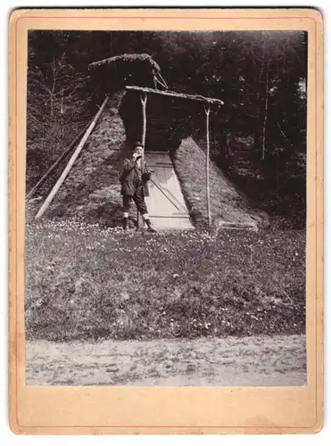 Fotografie unbekannter Fotograf, Ansicht Treseburg / Harz, Wanderer an der Waldarbeiterhütte auf dem Weg nach Altenbrak