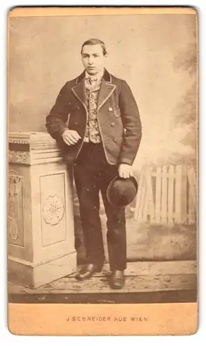 Fotografie J. Schneider, Wien, Landstr. 49, Portrait junger Mann im Trachtenanszug mit Hut