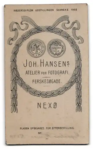Fotografie Magdalene Hansen, Nexö, Ferskesögade, Portrait Grossvater hällt Enkle seine Taschenuhr ans Ohr