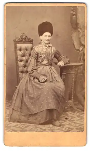 Fotografie I. Steigenberger, Weilheim, Schmiedgasse 11, Portrait Dame im seidenen Kleid mit Pelzmütze