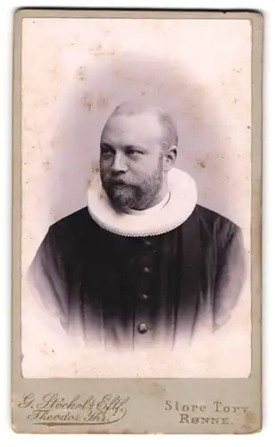 Fotografie G. Stöckels Eftf., Rönne, Store Torv, Portrait Justiziar mit Duttenkragen und Robe