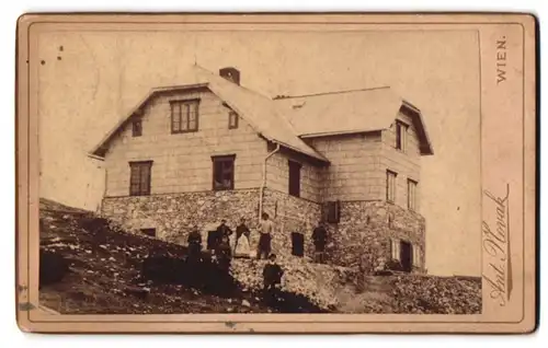 Fotografie Ant. Novak, Wien, unbekannter Ort, Gasthaus auf einem Berg