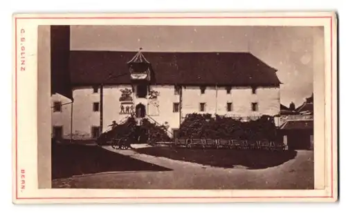 Fotografie C. B. Glinz, Bern, Schauplatzgasse 219, unbekannter Ort, Hof einer Garnison mit Kanone