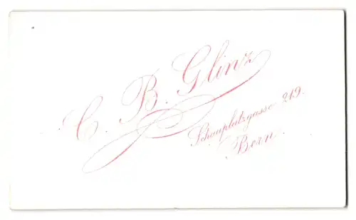 Fotografie C. B. Glinz, Bern, Schauplatzgasse 219, unbekannter Ort, Hof einer Garnison mit Kanone