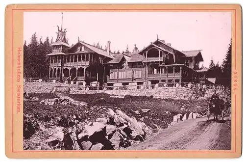 Fotografie unbekannter Fotograf, Ansicht Oslo, Partie an Holmenkollens Sanatorium