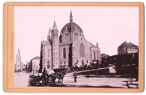 Fotografie unbekannter Fotograf, Ansicht Oslo, Trefoldighedskirken mit Pferdekutsche