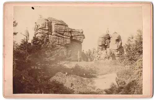 Fotografie unbekannter Fotograf, Ansicht Torfhaus, Wanderer an den Hirschhornklippen