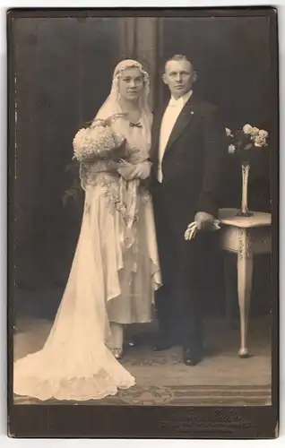 Fotografie Aug. Müller, Spandau, Pichelsdorferstr. 15, Portrait junges Ehepaar im Hochzeitskleid mit langem Schleier