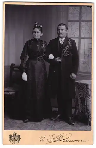 Fotografie U. Zattler, Landshut i. B., zwischen den Brücken 684, Portrait Eheleute im schwarzen Kleid und Anzug