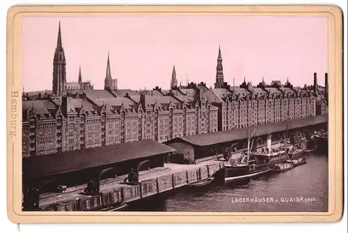 Fotografie unbekannter Fotograf, Ansicht Hamburg, Lagerhäuser am Quai mit Fraschtschiff