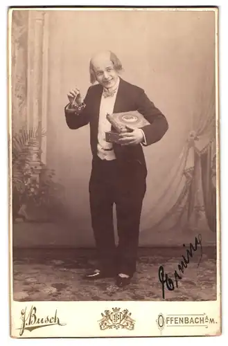 Fotografie J. Busch, Offenbach a. M., Portrait Humorist / komiker Erwin in einer Rolle mit Herztäschen