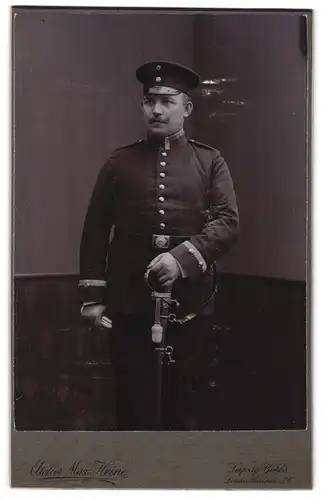 Fotografie Max Heine, Leipzig-Gohlis, Lindenthalerstr. 28, Portrait Uffz. in Uniform mit Säbel und Portepee