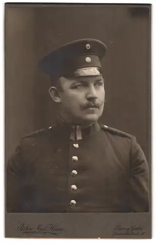 Fotografie Max Heine, Leipzig-Gohlis, Lindenthalerstr. 28, Portrait Uffz. in Uniform mit Kaiser Wilhelm Bart