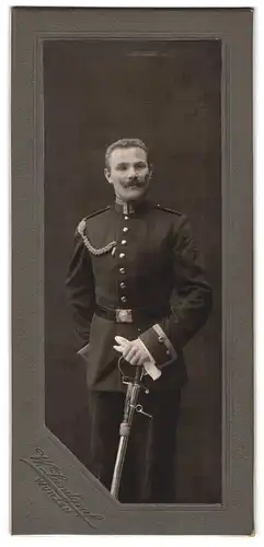 Fotografie W. Landgraf, Wurzen, Portrait Uffz. in Uniform mit Schützenschnur und Säbel, Kaiser Wilhelm Bart