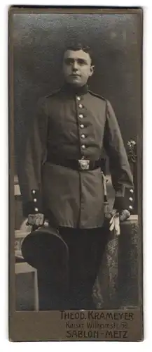 Fotografie Theodor Krameyer, Sablon-Metz, Kaiser Wilhelmstr. 58, Portrait junger Soldat in Uniform mit Bajonett