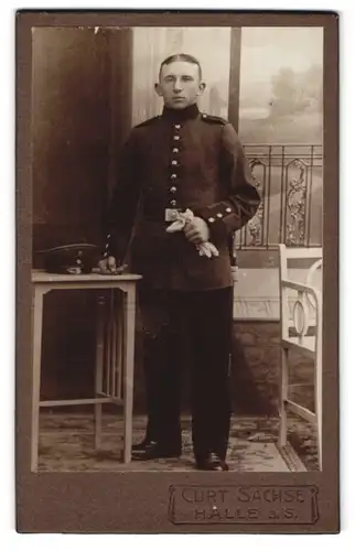 Fotografie Curt Sachs, Halle a. S., Portrait junger Soldat in Uniform mit Schirmmütze