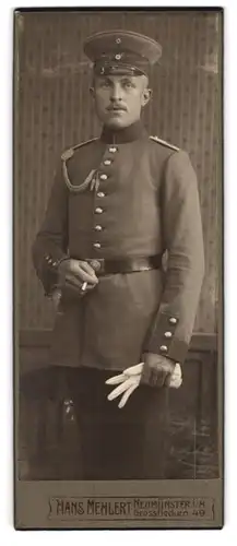 Fotografie Hans Mehlert, Neumünster i. H., Grossflecken 49, Portrait Soldat in Uniform mit Schützenschnur