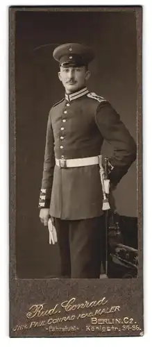 Fotografie Rud. Conrad, Berlin, Königstr. 34-36, Portrait Garde Soldat in Uniform mit Bajonett und Portepee