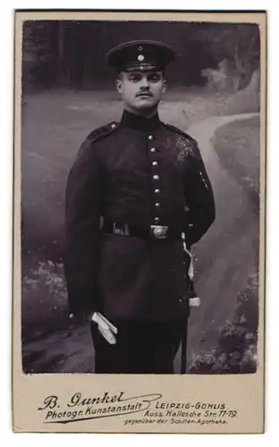 Fotografie B. Gunkel, Leipzig-Gohlis, Äuss. Hallesche Str. 77-79, Portrait sächsischer Soldat in Uniform mit Bajonett
