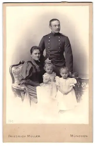 Fotografie Friedrich Müller, München, Amalienstr. 9, Portrait Soldat in Uniform mit Frau und zwei niedlichen Töchtern