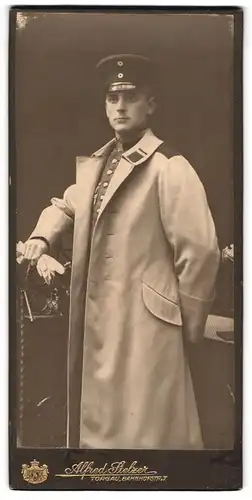Fotografie Alfred Stelzer, Torgau, Bahnhofstr. 7, Portrait sächsischer Uffz. in Uniform mit Mantel