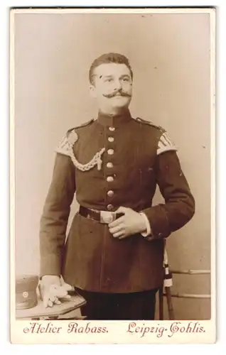 Fotografie Atelier Rabass, Leipzig-Gohlis, Blumenstr. 1, Soldat in Musiker Uniform mit Schwalbennest, Schützenschnur