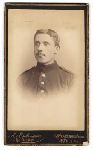 Fotografie A. Bockmann, Strassburg i. Els., Zimmerleutgasse 3, Portrait Soldat in Uniform mit Mittelscheitel