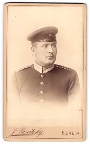 Fotografie J. Lawitzky, Berlin, Behrenstr. 21, Portrait Einjährig-Freiwilliger Uffz. in Garde Uniform