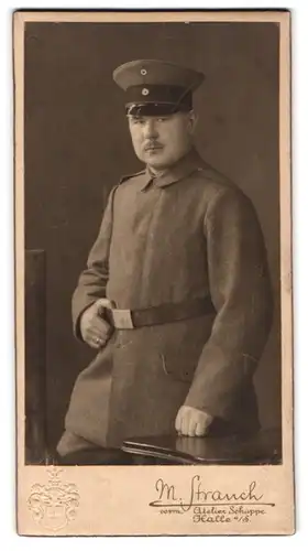 Fotografie M. Strauch, Halle a. S., Gr. Steinstr. 9, Portrait rundlicher Soldat in Feldgrau Uniform