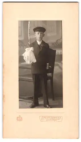 Fotografie Germania, Augsburg, Bahnhofstr. 12 1 /2, Portrait junger Knabe im Anzug mit Kommunionskerze und Bibel