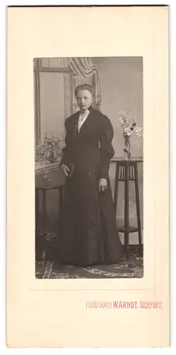 Fotografie W. Arndt, Querfurt, Portrait Mädchen im schwarzen Kleid zur Kommunion mit Bibel