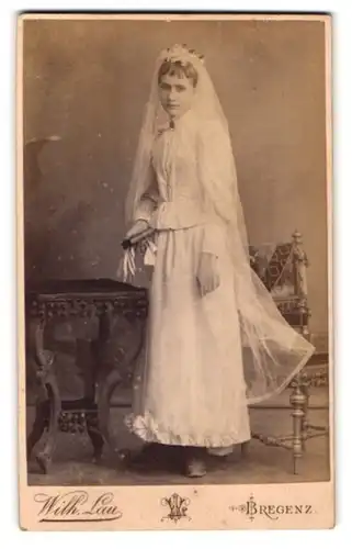 Fotografie Wilh. Lau, Bregenz, Römerstr., Portrait junge Frau Heidle im Kleid mit Schleier und Bibel zur Kommunion