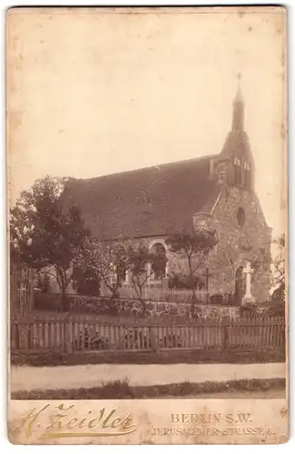 Fotografie H. Zeidler, Berlin, Jerusalemer Str. 6, unbekannter Ort, Dorfkirche an einer Strasse