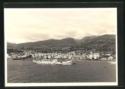 Foto-AK Panorama einer Stadt mit Bucht und Gebirge, Fotograf Hanns Tschira