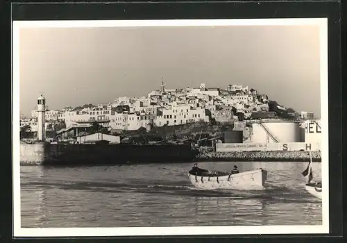 Foto-AK Stadt mit Bucht und Leuchtturm, Fotograf Hanns Tschira