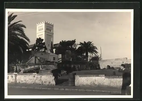 Foto-AK Ortspartie mit Turm, Fotograf Hanns Tschira