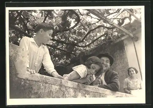 Foto-AK Kinder unter Weinreben, Fotograf Hanns Tschira