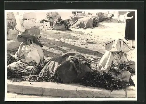 Foto-AK Kräuter-Händlerinnen am Strassenrand, Fotograf Hanns Tschira